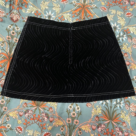 SERIOUS velvet mini skirt - Picture 3 of 6